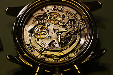 Foto einer Armbanduhr von hinten bei geöffnetem Uhrwerk