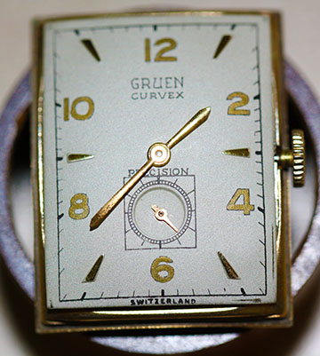 Foto einer sehr alten Armbanduhr der Marke Grün