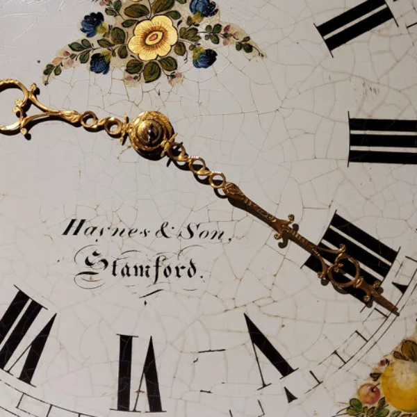 Antike Uhr, Detailfoto des Ziffernblattes einer Standuhr