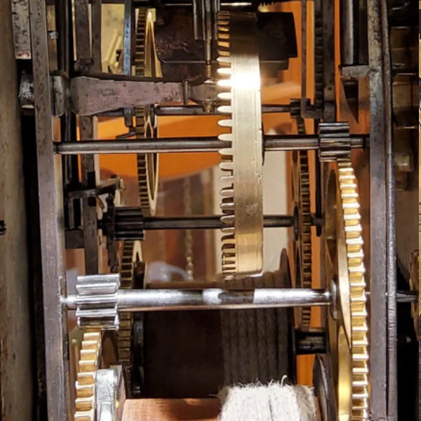 Blick in das Räderwerk einer großen Standuhr.