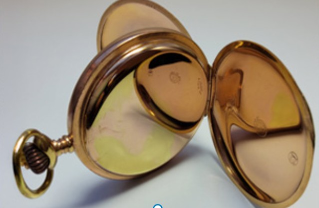 aufgeklappte Taschenuhr mit zwei Deckeln